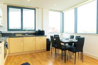 The Regency Suite - Modern 2-Bed 1-Bath Apartment - 2