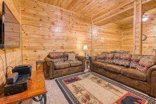 Retreat w Hot Tub Fire Pit Pool Table Foosball - Sevierville - 7