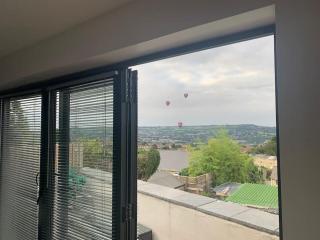 Entire Bungalow with 2 car Parking.Stunning views - Bath - 0