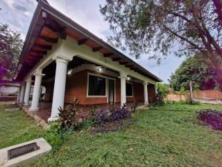Casa familiar estilo colonial a metros del lago - San Bernardino - 5