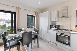 Modern One-Bedroom Flat in Morden SM4, London - 4