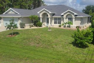 Modern Boutique 4 BDR Pool House Close to Beach - Port Charlotte - 2