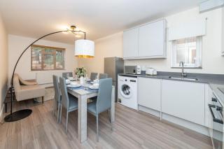 2 Bedroom Flat Free Parking - 6