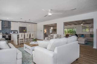 Gorgeous Grove Contemporary Home - 8