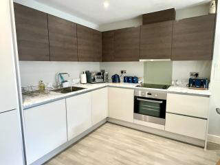 Bright & Spacious-Secured flat near slough station - 1