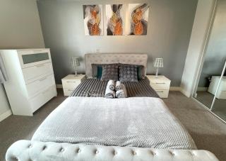 Bright & Spacious-Secured flat near slough station - 5