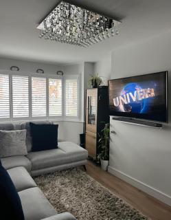 Double Room- 1 Person -in Great Barr Near M5 - M6 - Parking - TV Bed-Garden - 2