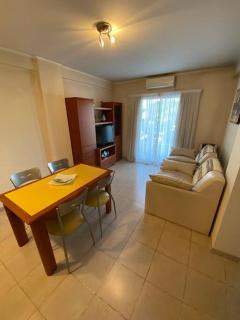 Amplio departamento con 1 dormitorio excelente ubicación - La Plata - 3