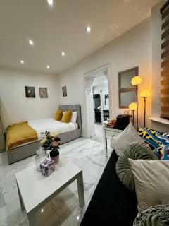 Private One bedroom flat in London - Hanworth - 0