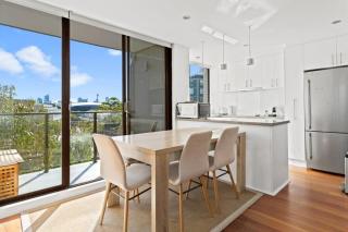 Prime Location 2-Bed Apartment with Parking - Sydney - 9