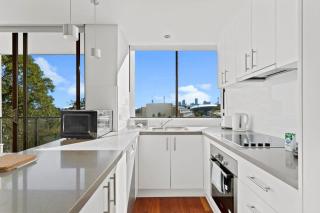 Prime Location 2-Bed Apartment with Parking - Sydney - 7