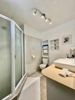 Tiaki Guesthouse - Cozy Modern Studio - 5min drive from the beach and Punaauia center - Punaauia - 5