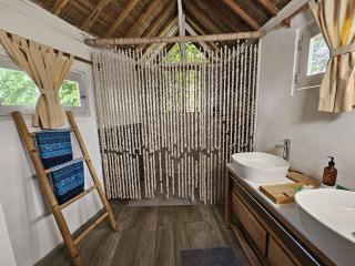 Villa Aurora: 4 BR, Front Beach - Gili Meno - 2
