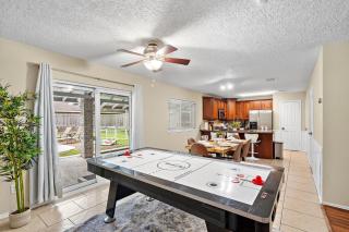 Houston Pool Retreat WiFi Yard BBQ Games TVs - 6