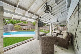 Houston Pool Retreat WiFi Yard BBQ Games TVs - 8