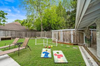 Pool Houston Getaway Games Wifi Bbq Yard - 8