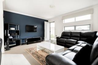 Comfortable Home 10 Minutes from Town - Wifi and Garage - Newnham - 0