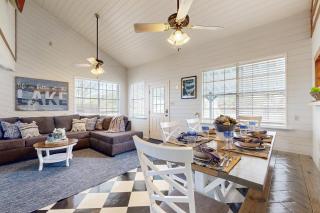 3BR Nautical Home w/ Paddleboard, Walk to Lake - 8