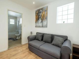 Lovely Balcony Unit Parktown North - 1