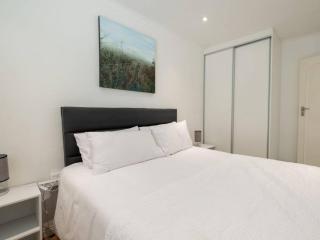 Lovely Balcony Unit Parktown North - 9