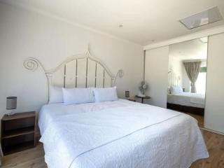 Lovely Balcony Unit Parktown North - 6