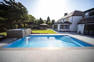 5 bedroom property with a pool, bar, gymnasium and outside kitchen is SE london - Welling - 0
