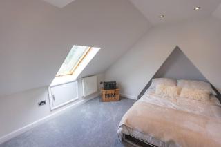 5 bedroom property with a pool, bar, gymnasium and outside kitchen is SE london - Welling - 7