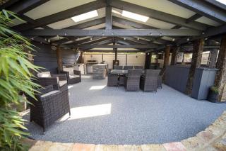 5 bedroom property with a pool, bar, gymnasium and outside kitchen is SE london - Welling - 4