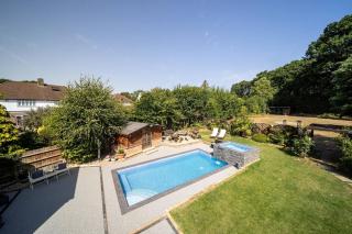 5 bedroom property with a pool, bar, gymnasium and outside kitchen is SE london - Welling - 1
