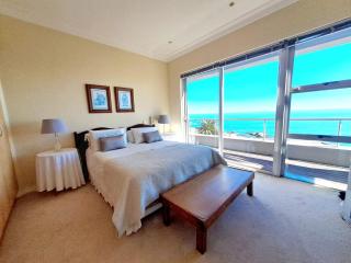 Stylish Penthouse with 180 degree Ocean Views! - Cape Town - 3