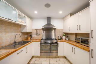 Stylish & Central 2BR Stockbridge Gem - 7