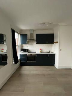 Cosy one-bedroom furnished flat! - Seven Kings - 9