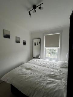 Cosy one-bedroom furnished flat! - Seven Kings - 2
