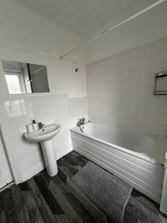 Cosy one-bedroom furnished flat! - Seven Kings - 1