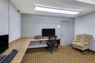 Ramada by Wyndham Bowling Green - Bowling Green - 8