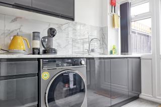 The Only Way is Basildon, close to town, Trade and corporate guests also welcome - Basildon - 8