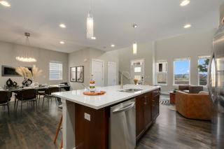 Exquisite Home by Old Town - Steps from Poudre Trail - Fort Collins - 2