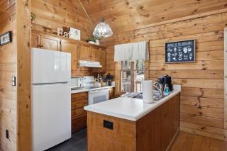 Cozy family friendly Cabin with hot tub, near Gatlinburg, Pigeon Forge, Dollywood - Sevierville - 2