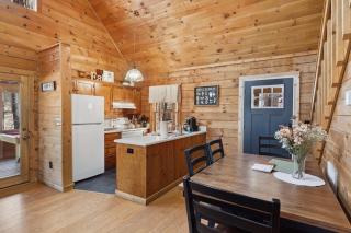 Cozy family friendly Cabin with hot tub, near Gatlinburg, Pigeon Forge, Dollywood - Sevierville - 1