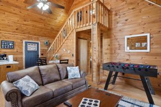 Cozy family friendly Cabin with hot tub, near Gatlinburg, Pigeon Forge, Dollywood - Sevierville - 3