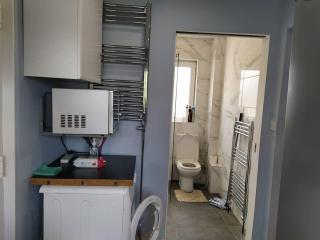 Double Ensuite room, 1-minute walk to bus stop - 7