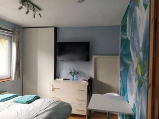 Double Ensuite room, Frequent buses, 1-minute walk to bus stop, 15 minutes to city centre - Edinburgh - 2