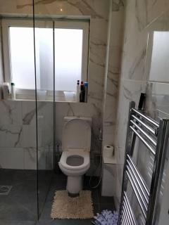 Double Ensuite room, Frequent buses, 1-minute walk to bus stop, 15 minutes to city centre - Edinburgh - 1