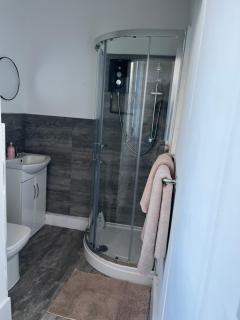 Stylish and Spacious Wi-Fi Smart TV Tea and coffee - Kettering - 4