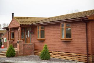 3 Bedroom lodge with hot tub - York - 3