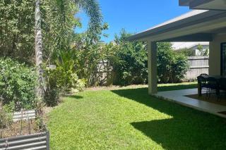 Trinity Beach Haven - Luxury 4 bedroom home, Steps to the Beach, Surrounded by Mountains - Trinity Beach - 3