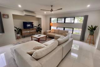 Trinity Beach Haven - Luxury 4 bedroom home, Steps to the Beach, Surrounded by Mountains - Trinity Beach - 7