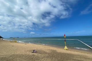 Trinity Beach Haven - Luxury 4 bedroom home, Steps to the Beach, Surrounded by Mountains - Trinity Beach - 1