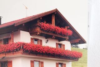 Panoramaausblick auf Berge, See und Ort in ruhiger Lage - 9