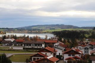 Panoramaausblick auf Berge, See und Ort in ruhiger Lage - 2